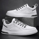 Sapatos casuais masculinos sem cadarço para todas as estações, novos, respiráveis, leves, com sola macia, para caminhada ao ar livre, sapatos brancos para estudantes.
