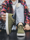 1 par de tênis esportivos casuais para skate, confortáveis e elegantes, com parte superior ajustada ao pé e antiderrapante.