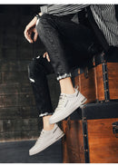 Sapatos casuais masculinos sem cadarço para todas as estações, novos, respiráveis, leves, com sola macia, para caminhada ao ar livre, sapatos brancos para estudantes.
