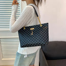 Nova presbiopia bolsa textura de couro macio grande capacidade bolsa feminina com acessórios pendurados bolsa de ombro