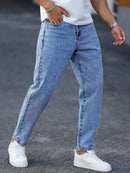 As calças jeans lavadas azul claro masculinas são simples, casuais e elegantes, justas para mostrar pernas longas e versáteis.
