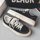 Sapatos esportivos novos primavera para homens, respirável, casual, de sola grossa, top baixo, elegante e versátil, sapatos básicos pretos de pano, sapatos de skate Trbottomyy para homens, adequados para esportes ao ar