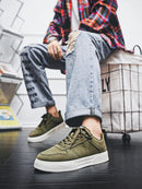 1 par de tênis esportivos casuais para skate, confortáveis e elegantes, com parte superior ajustada ao pé e antiderrapante.