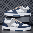 Tênis de Skate Masculino em Couro Sintético PU com Estampa Gráfica Azul Marinho, Branco e Cinza, Sola Branca Antiderrapante, Moda Urbana Juvenil para Escola, Trabalho e Passeios Casuais