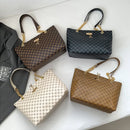 Nova presbiopia bolsa textura de couro macio grande capacidade bolsa feminina com acessórios pendurados bolsa de ombro