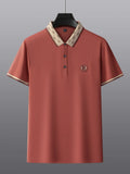 Camisa Polo Masculina Premium com Detalhes Listrados, Emblema Bordado, Tecido Respirável, Versátil para Trabalho e Ocasiões Casuais