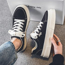 Sapatos esportivos novos primavera para homens, respirável, casual, de sola grossa, top baixo, elegante e versátil, sapatos básicos pretos de pano, sapatos de skate Trbottomyy para homens, adequados para esportes ao ar