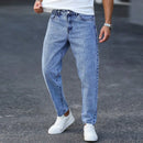 As calças jeans lavadas azul claro masculinas são simples, casuais e elegantes, justas para mostrar pernas longas e versáteis.