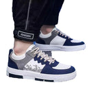 Tênis de Skate Masculino em Couro Sintético PU com Estampa Gráfica Azul Marinho, Branco e Cinza, Sola Branca Antiderrapante, Moda Urbana Juvenil para Escola, Trabalho e Passeios Casuais