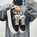 Sapatos esportivos novos primavera para homens, respirável, casual, de sola grossa, top baixo, elegante e versátil, sapatos básicos pretos de pano, sapatos de skate Trbottomyy para homens, adequados para esportes ao ar