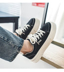 Sapatos esportivos novos primavera para homens, respirável, casual, de sola grossa, top baixo, elegante e versátil, sapatos básicos pretos de pano, sapatos de skate Trbottomyy para homens, adequados para esportes ao ar