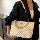 Nova presbiopia bolsa textura de couro macio grande capacidade bolsa feminina com acessórios pendurados bolsa de ombro
