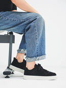 1 par de tênis esportivos casuais para skate, confortáveis e elegantes, com parte superior ajustada ao pé e antiderrapante.