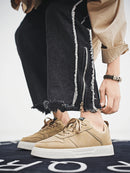 1 par de tênis esportivos casuais para skate, confortáveis e elegantes, com parte superior ajustada ao pé e antiderrapante.