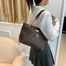 Nova presbiopia bolsa textura de couro macio grande capacidade bolsa feminina com acessórios pendurados bolsa de ombro