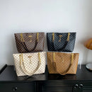 Nova presbiopia bolsa textura de couro macio grande capacidade bolsa feminina com acessórios pendurados bolsa de ombro
