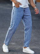 As calças jeans lavadas azul claro masculinas são simples, casuais e elegantes, justas para mostrar pernas longas e versáteis.