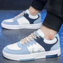 Tênis de Skate Masculino em Couro Sintético PU com Estampa Gráfica Azul Marinho, Branco e Cinza, Sola Branca Antiderrapante, Moda Urbana Juvenil para Escola, Trabalho e Passeios Casuais