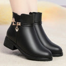 2025 Botas curtas peludas de couro macio de inverno para mulheres – sapatos de algodão quente de salto grosso, sapatos planos de couro preto para mamãe