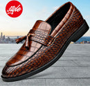 Novos Sapatos Sociais de Couro Masculinos 2026 Estilo Britânico Moda Masculina Sapatos de Vestir Cor Sólida Tamanhos Grandes Loafers de Grife