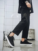 1 par de tênis esportivos casuais para skate, confortáveis e elegantes, com parte superior ajustada ao pé e antiderrapante.