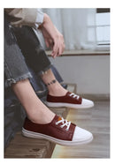 Novos Sapatos Europeus para Homens, Sapatos Casuais de Couro, Sapatos de Skate Fashion, Tênis de Rua com Cadarço para Jovens