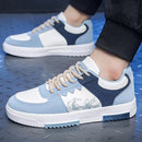 Tênis de Skate Masculino em Couro Sintético PU com Estampa Gráfica Azul Marinho, Branco e Cinza, Sola Branca Antiderrapante, Moda Urbana Juvenil para Escola, Trabalho e Passeios Casuais