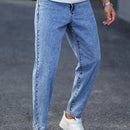 As calças jeans lavadas azul claro masculinas são simples, casuais e elegantes, justas para mostrar pernas longas e versáteis.