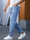 As calças jeans lavadas azul claro masculinas são simples, casuais e elegantes, justas para mostrar pernas longas e versáteis.