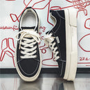 Sapatos esportivos novos primavera para homens, respirável, casual, de sola grossa, top baixo, elegante e versátil, sapatos básicos pretos de pano, sapatos de skate Trbottomyy para homens, adequados para esportes ao ar