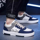 Tênis de Skate Masculino em Couro Sintético PU com Estampa Gráfica Azul Marinho, Branco e Cinza, Sola Branca Antiderrapante, Moda Urbana Juvenil para Escola, Trabalho e Passeios Casuais