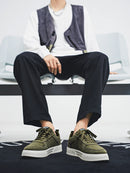 1 par de tênis esportivos casuais para skate, confortáveis e elegantes, com parte superior ajustada ao pé e antiderrapante.