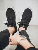 1 par de tênis esportivos casuais para skate, confortáveis e elegantes, com parte superior ajustada ao pé e antiderrapante.