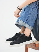 1 par de tênis esportivos casuais para skate, confortáveis e elegantes, com parte superior ajustada ao pé e antiderrapante.