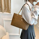 Nova presbiopia bolsa textura de couro macio grande capacidade bolsa feminina com acessórios pendurados bolsa de ombro