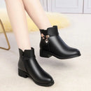 2025 Botas curtas peludas de couro macio de inverno para mulheres – sapatos de algodão quente de salto grosso, sapatos planos de couro preto para mamãe