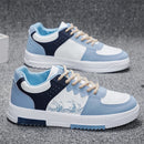 Tênis de Skate Masculino em Couro Sintético PU com Estampa Gráfica Azul Marinho, Branco e Cinza, Sola Branca Antiderrapante, Moda Urbana Juvenil para Escola, Trabalho e Passeios Casuais